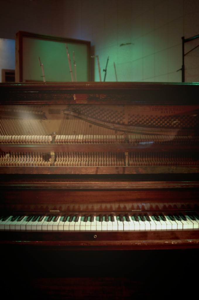 Ticker piano played by Elvis
